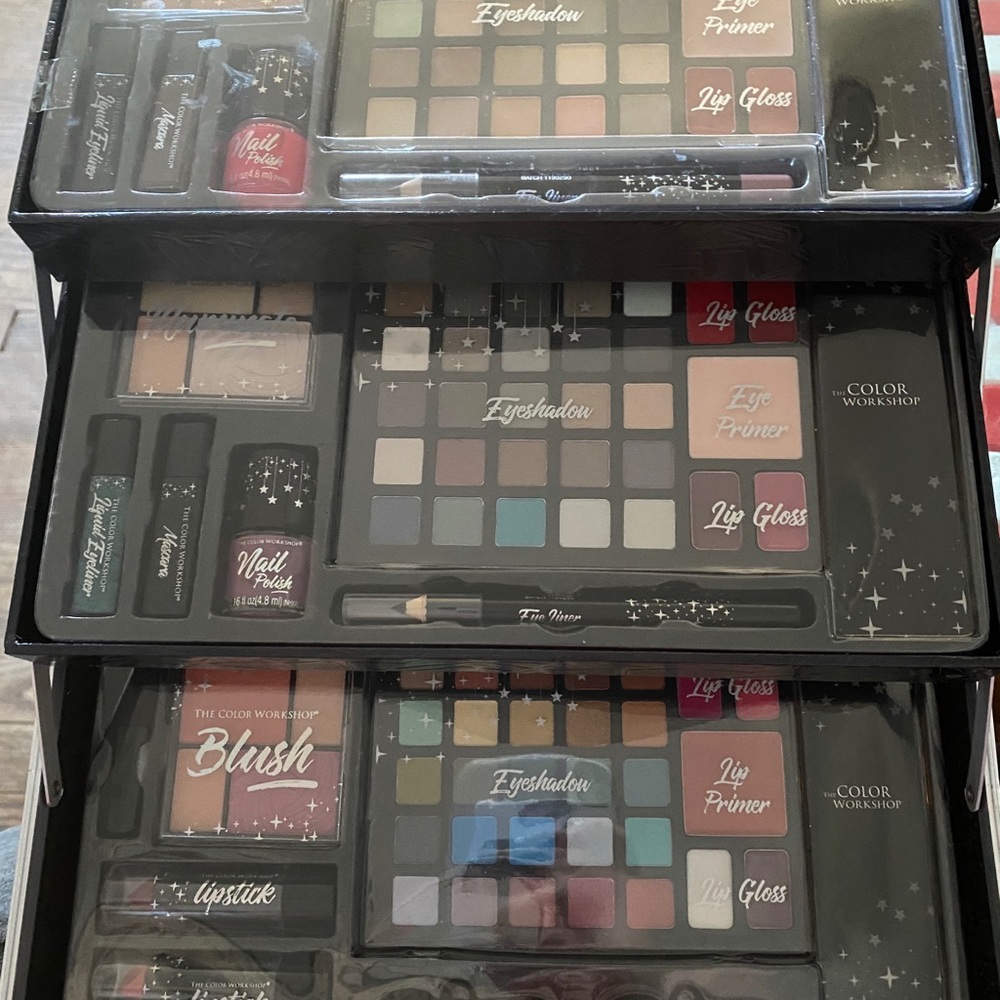 Three tiered make up box